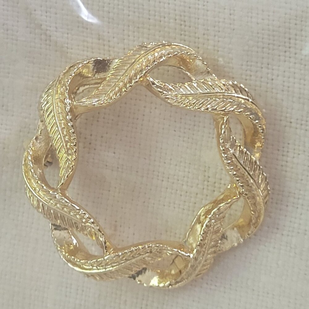 Vintage Gerrys Gold-Tone Leaf Wreath Brooch Pin